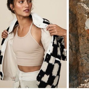 Happiness runs cropped tank